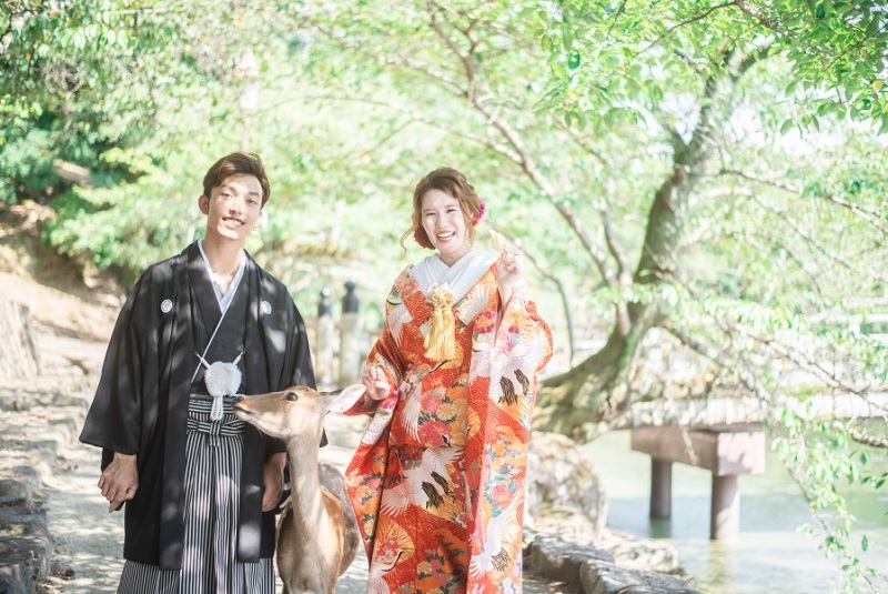 鹿も祝福するほどの幸せショット♡