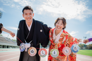 陸上競技場で二人だけの思い出をフォトに