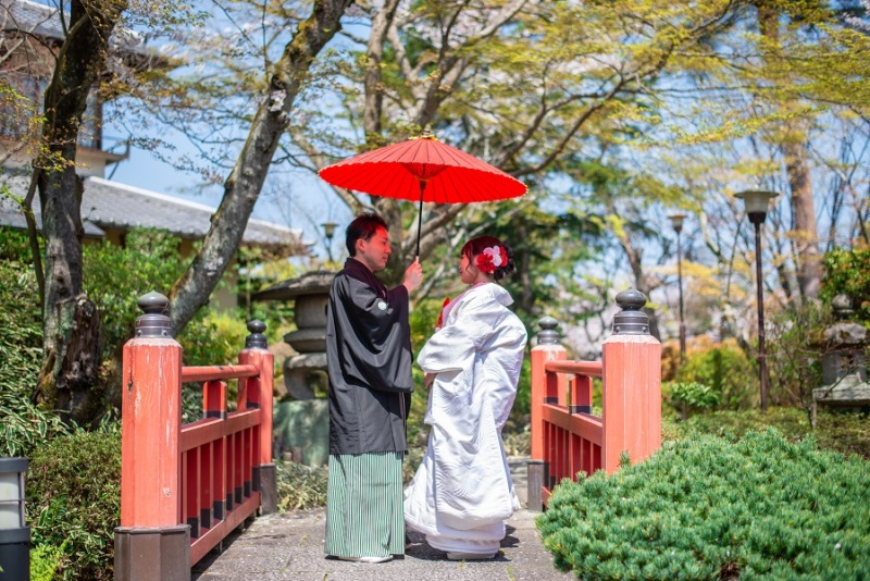 赤い橋がロマンチック！