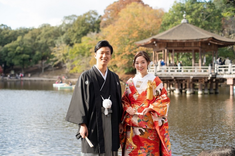 浮見堂を背中に