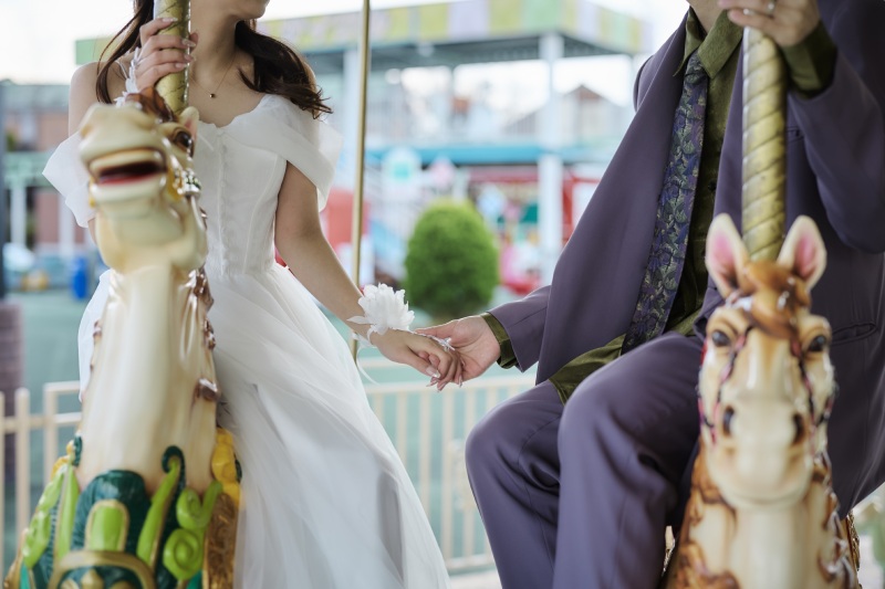 遊園地でデートしながら撮影