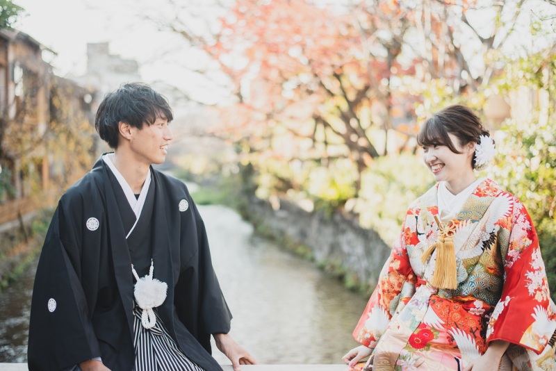 後ろの紅葉が綺麗です(*^_^*)