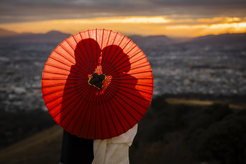 夕景と和傘シルエット　若草山と浮見堂の贅沢巡り