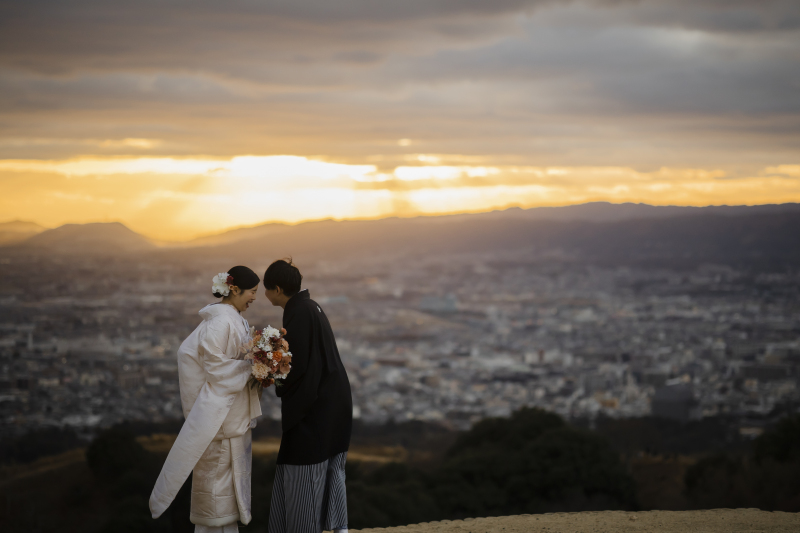 黄金色の夕日に包まれた和装
