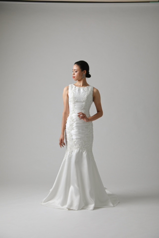 背中カット空き　刺繍　フレア/62526