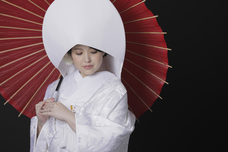 赤い傘を使って