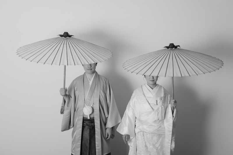 和装ならではの番傘を持って