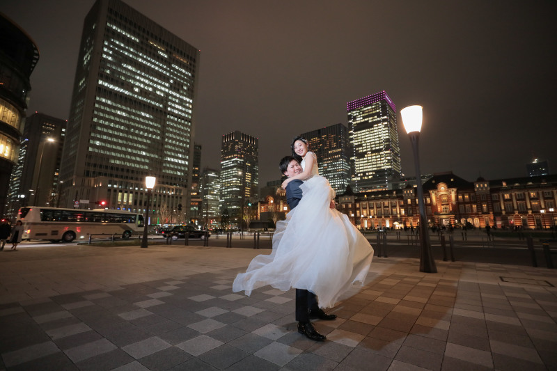 駅舎をバックに