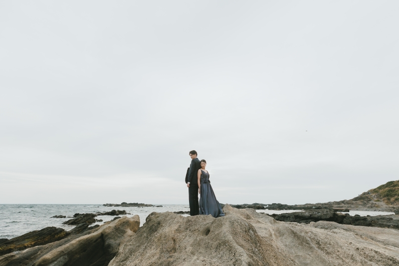 広大な海、岩場。