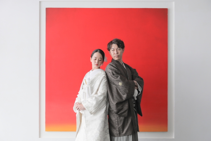 赤い背景で、クールに。