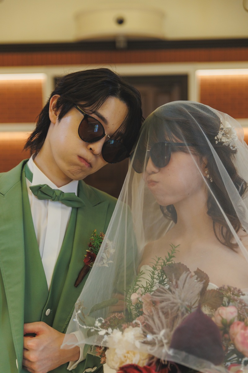 ベールとサングラスのいたずら 