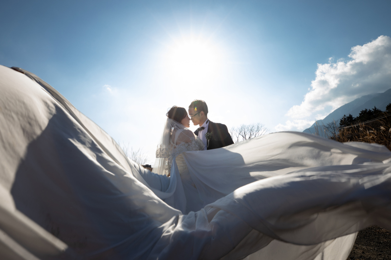 ドレスをなびかせて