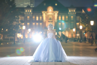 夜景ロケーションに映えるカラードレス