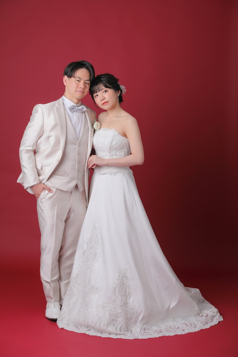 赤の無地背景でクールに