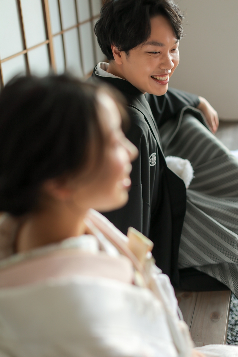 ご新婦様越しのご新郎様