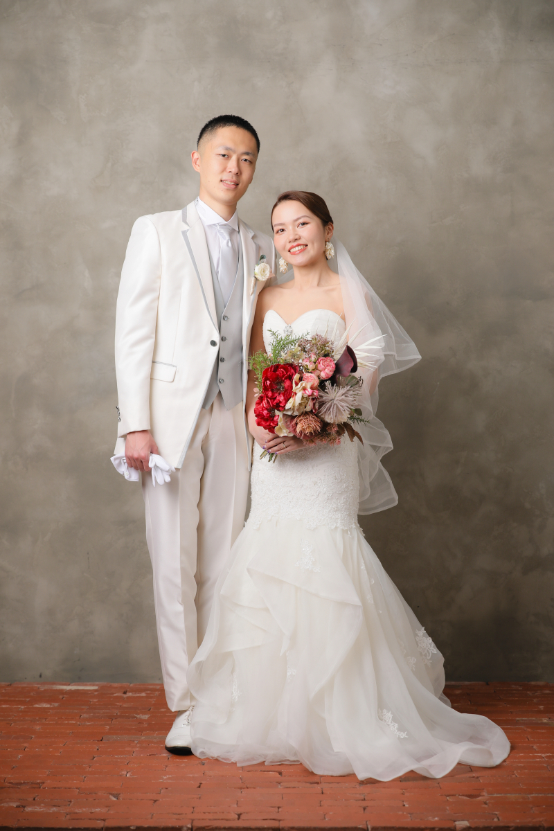 洋装ハウススタジオで花に囲まれて1