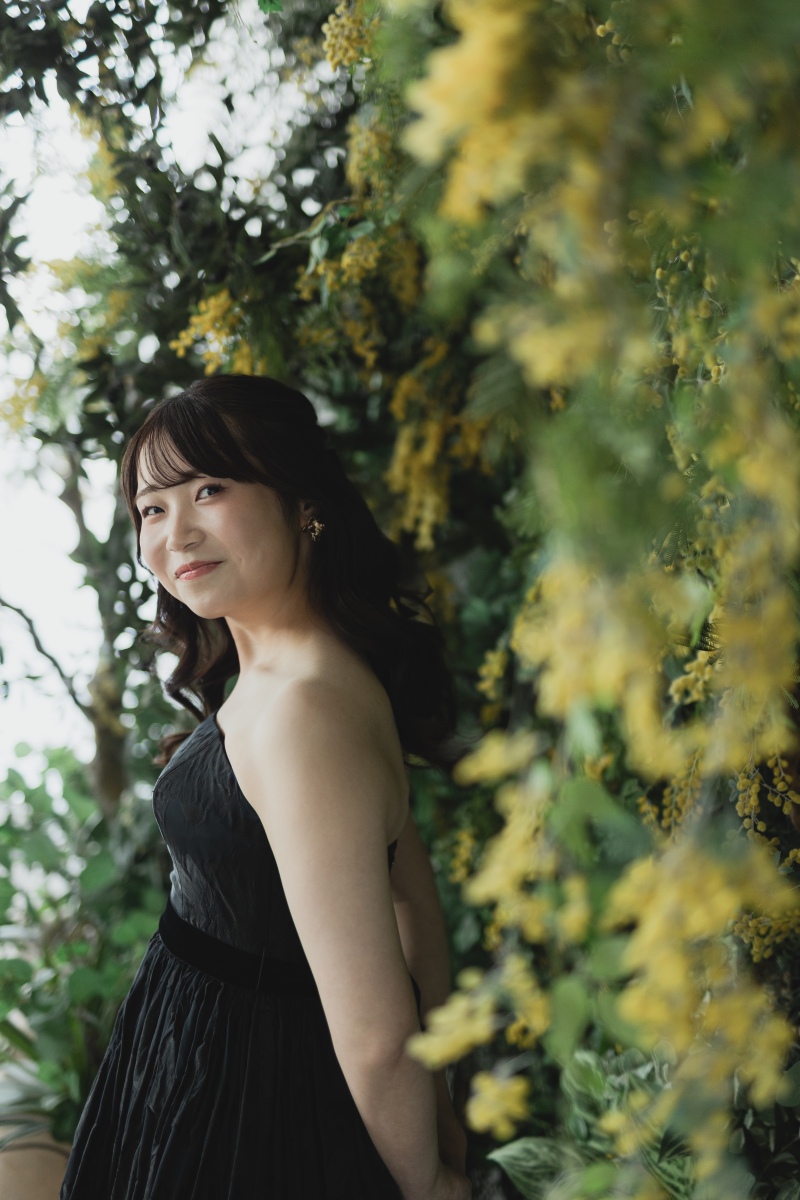 ふとした表情が魅せるナチュラルな美しさ