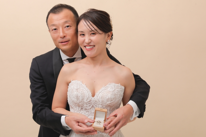 指輪のケースに合わせたベージュ背景