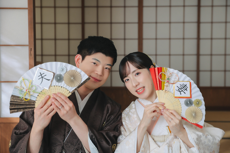 「夫」「妻」扇子でパシャリ!