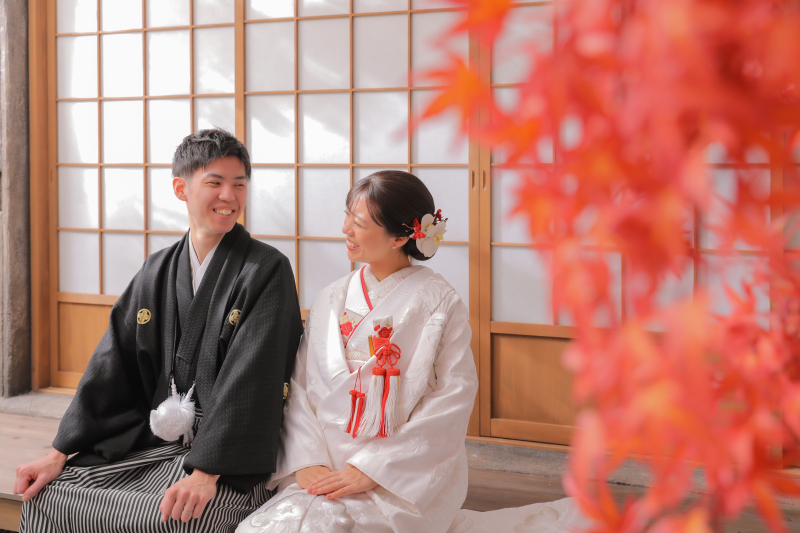 縁側に腰掛けて季節感のあるお写真