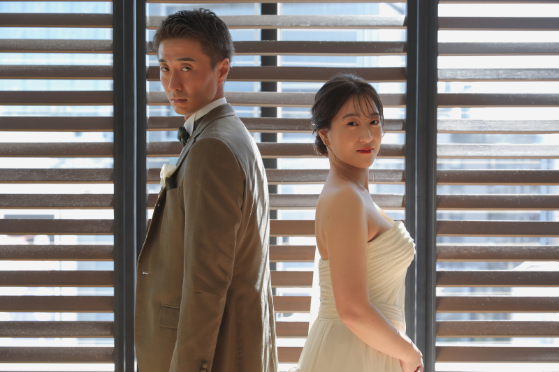 ブラインドの前で