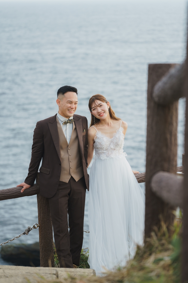 海に続く階段で。