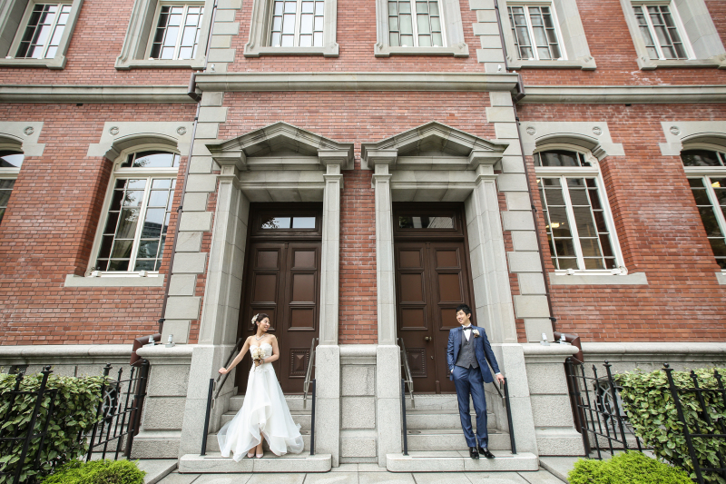 瀟洒なレンガの前で