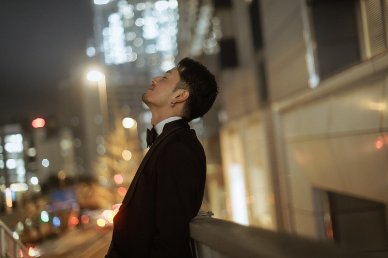 夜の街に包まれて