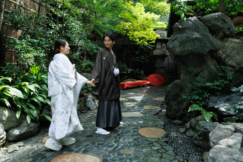 料亭に続く道で