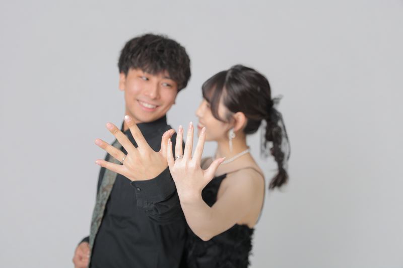 ブラックコーデで入籍フォト!