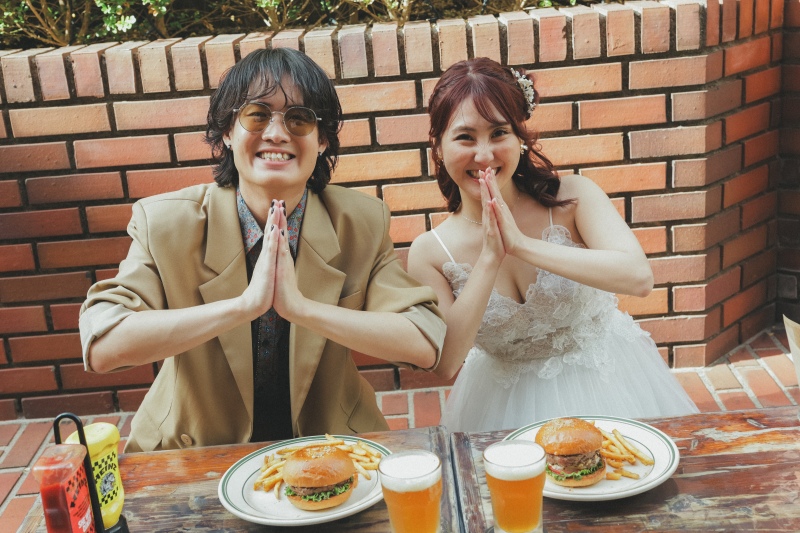 ハンバーガーを前に「いただきます〜！」