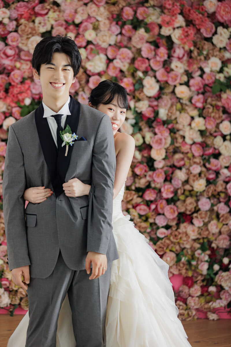 新婦さんからバックハグ!