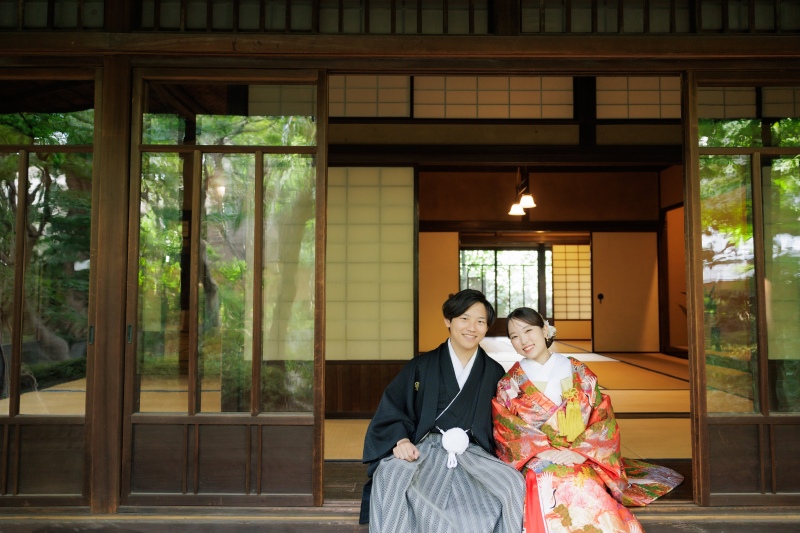 縁側でお互いに肩を寄せられて