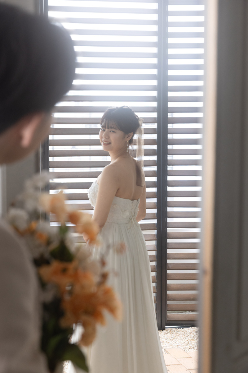 そっと見つめる新郎さんに気づいたご新婦様