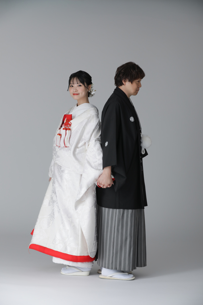 背中合わせで