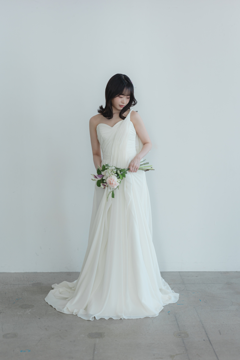 凛とした佇まい、可憐なドレス姿