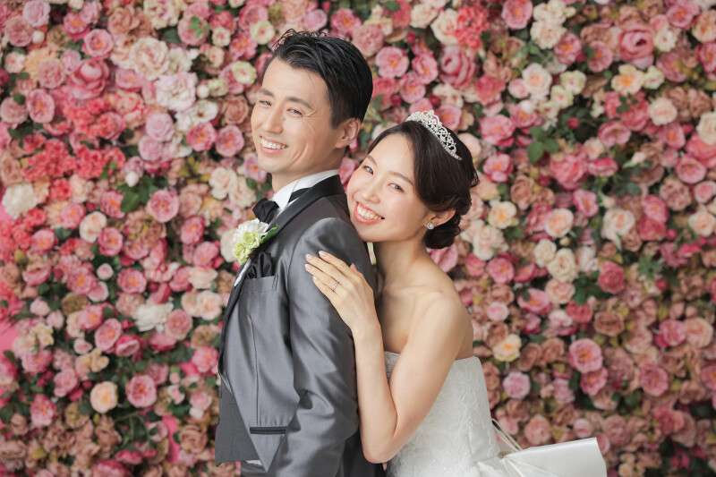 たくさんのお花の前でも