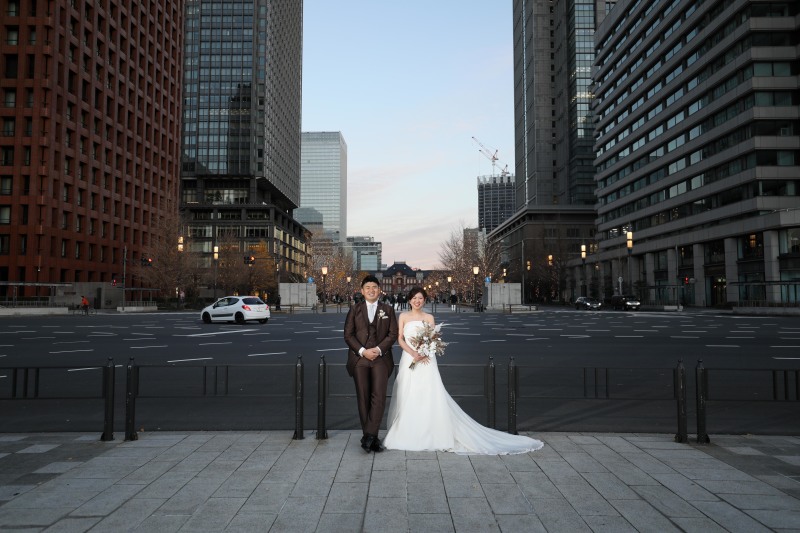 ビル群をバックに