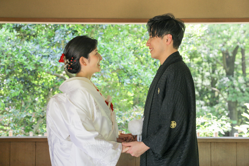 手を取り合って