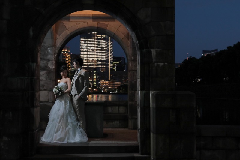ビルの夜景と共に
