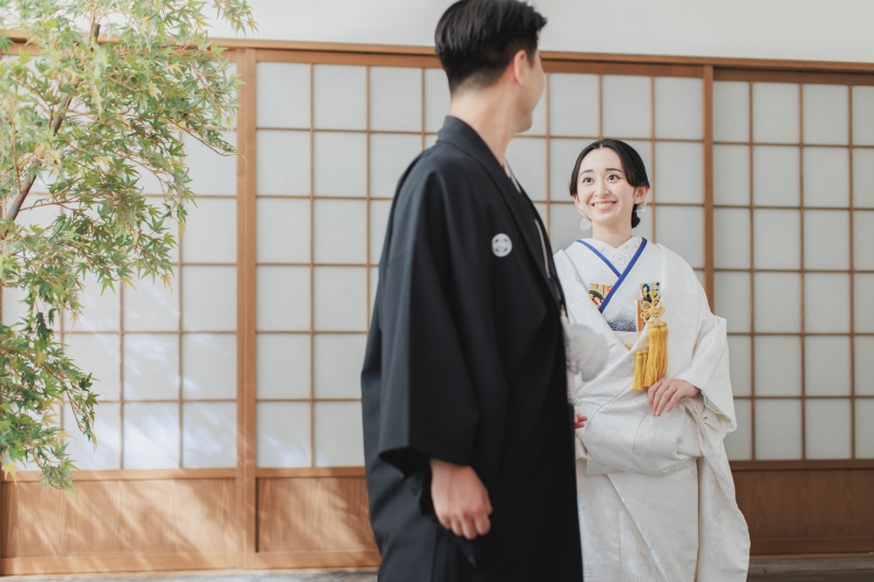 手を繋いで。