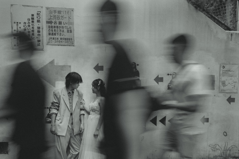 人の流れの中に存在する「二人だけの世界」