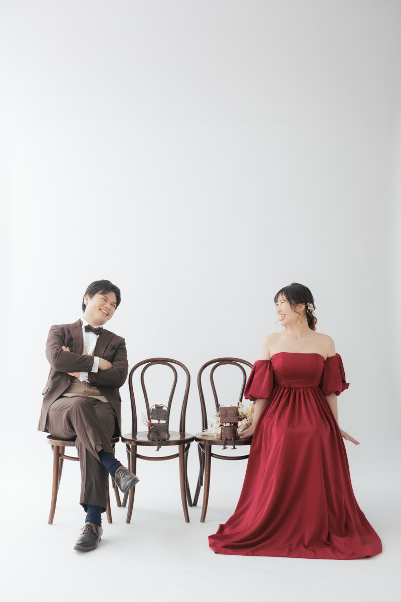 四人で椅子を並べて