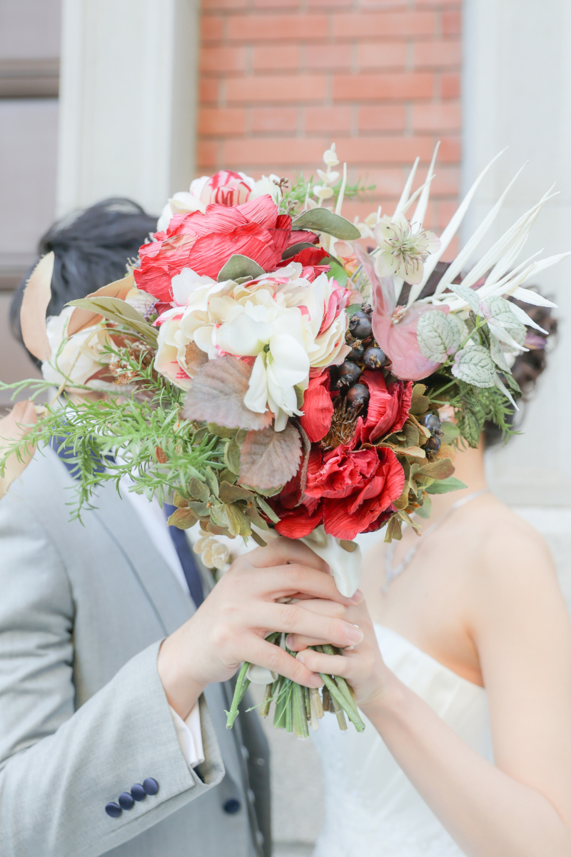 お花で顔隠し♡