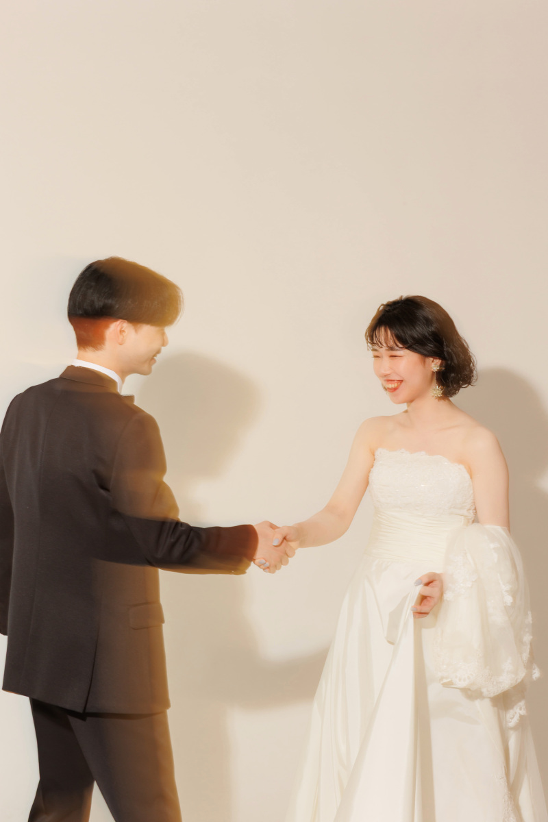 手を取り合って