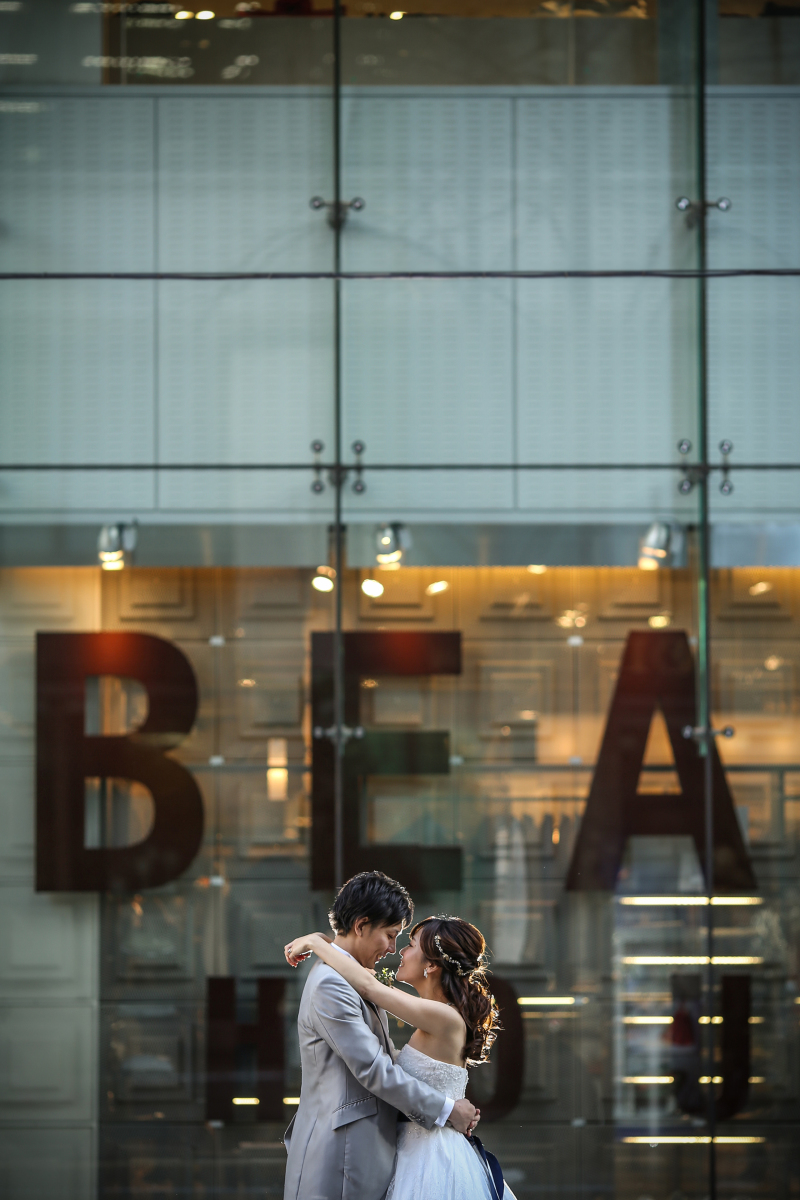 おしゃれなショップの前で