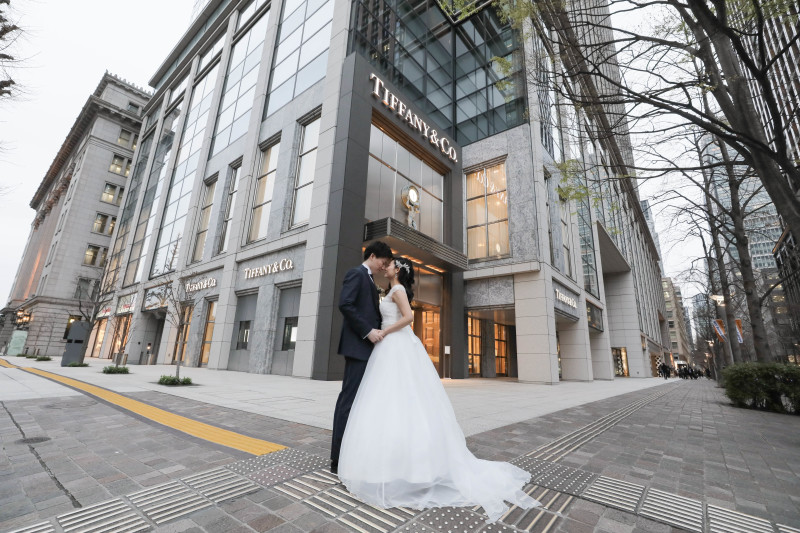 おしゃれなショップの前で