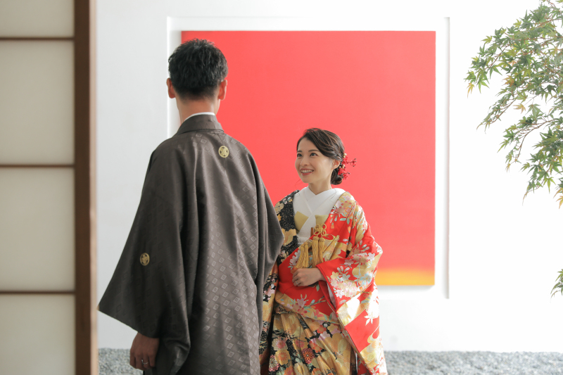 エスコートされながら