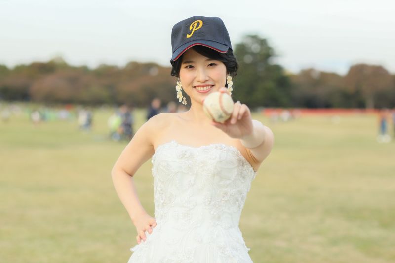 ドレスに野球帽!