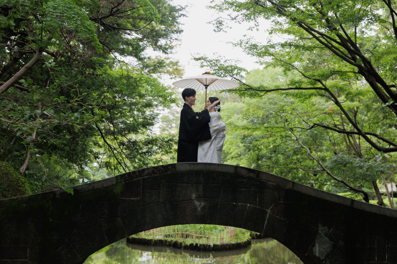 石橋の上で相合傘